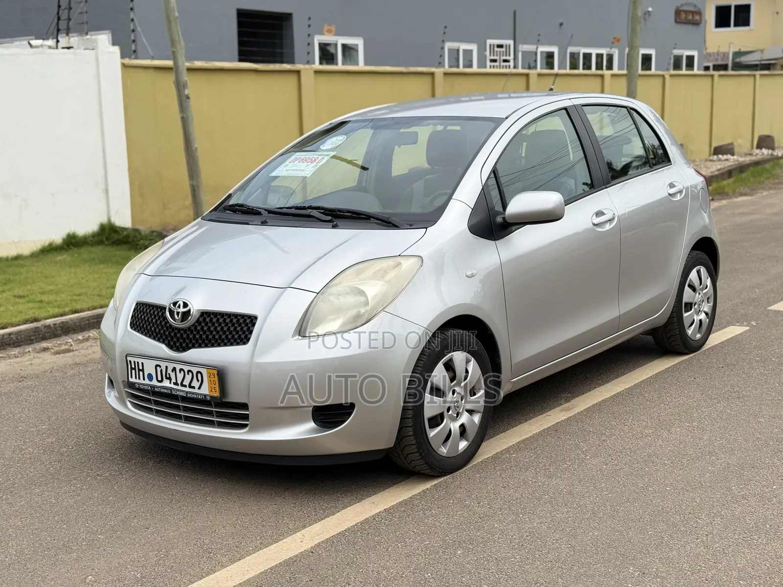 Toyota Yaris Base Hatchback 5dr 2010 Silver