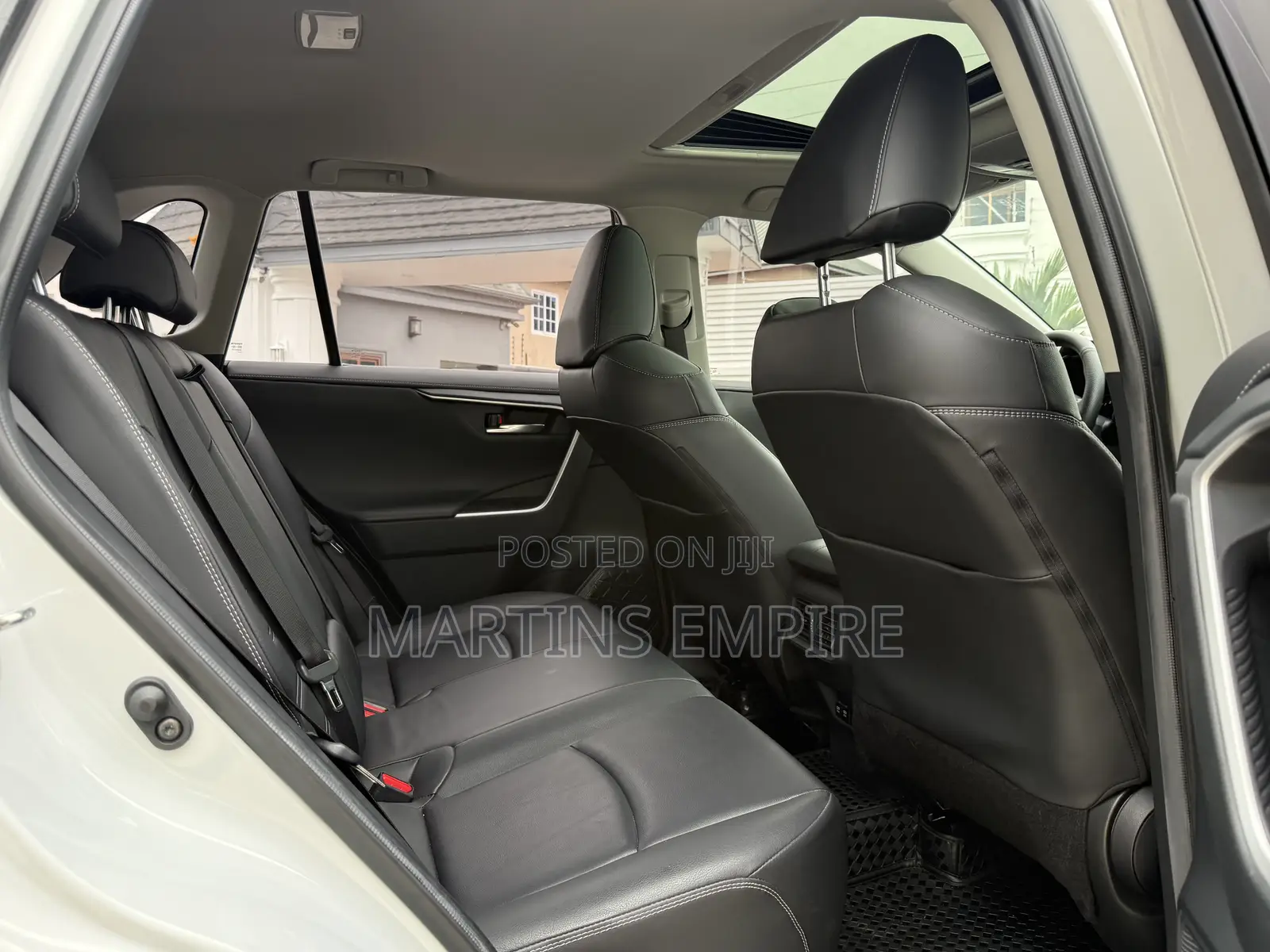Toyota RAV4 XLE FWD 2020 White