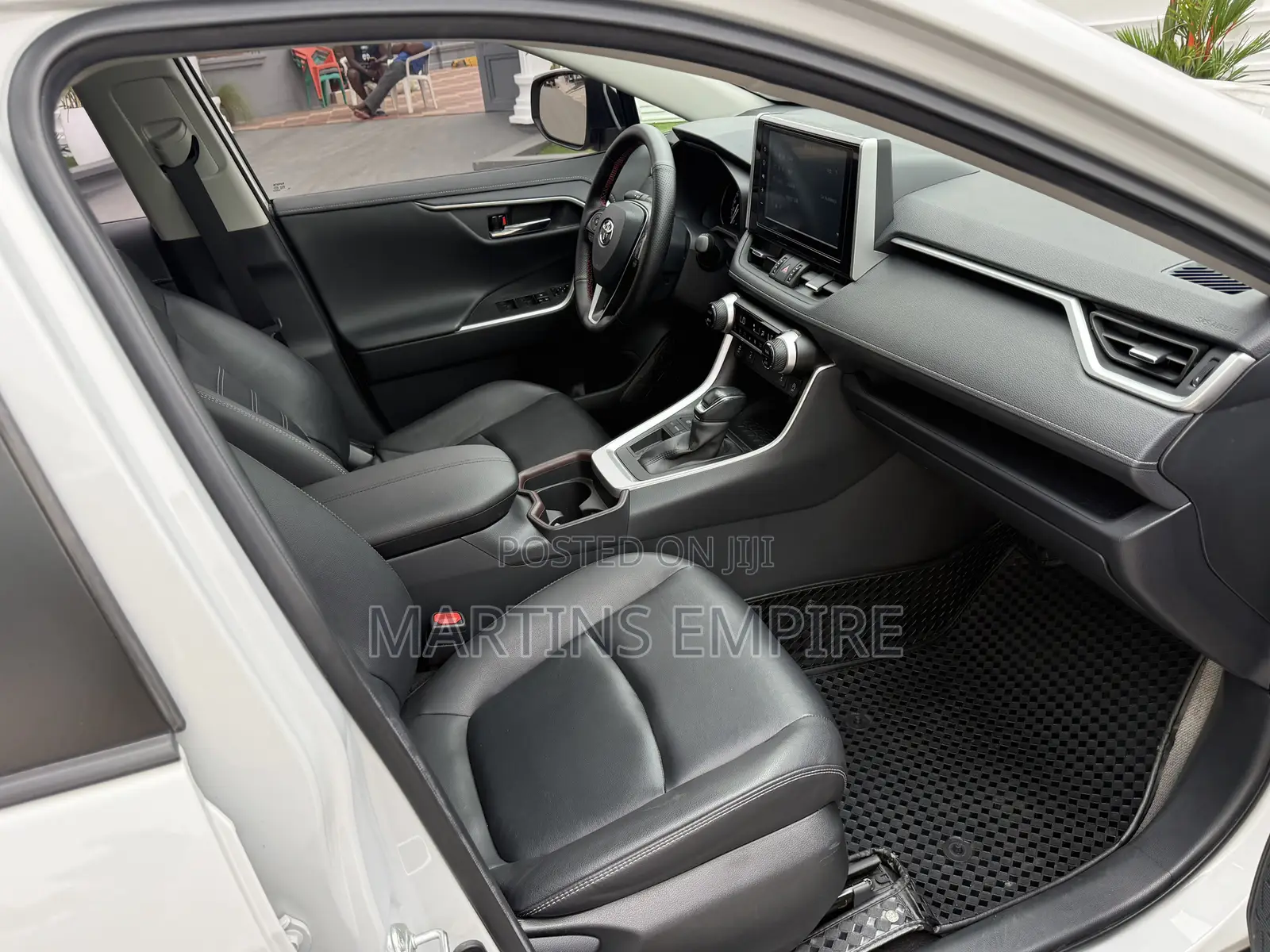 Toyota RAV4 XLE FWD 2020 White