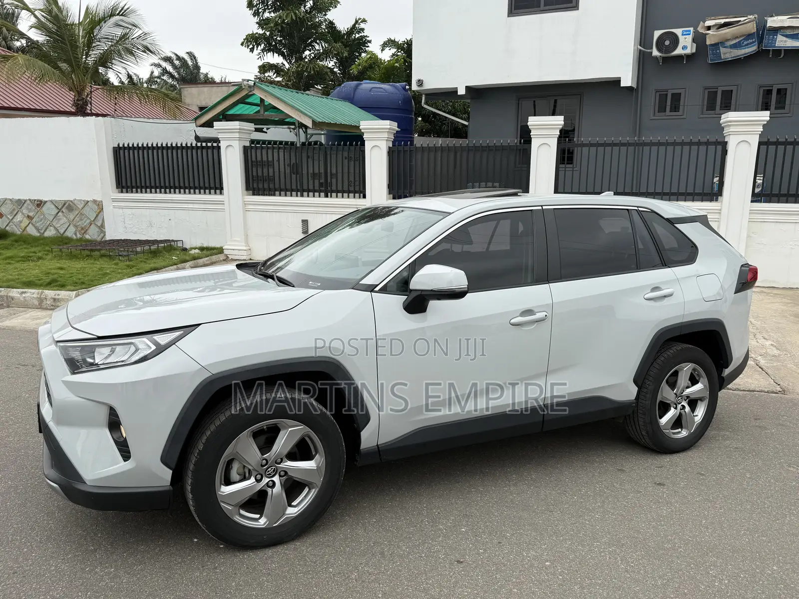 Toyota RAV4 XLE FWD 2020 White