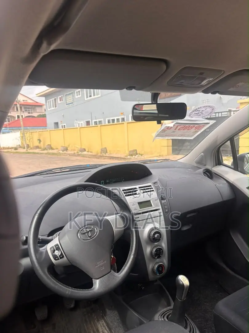 Toyota Yaris Base Hatchback 5dr 2010 Gray