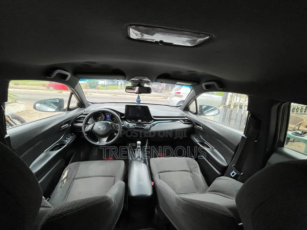Toyota C-HR XLE FWD Sport Utility (2.0L 4cyl 2AM) 2018 Silver