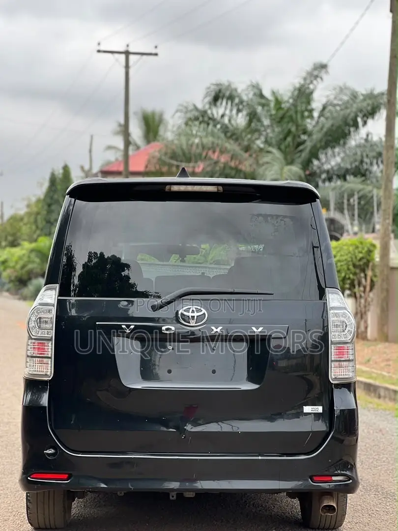 Toyota Voxy V 4WD 8-Seater 2011 Black
