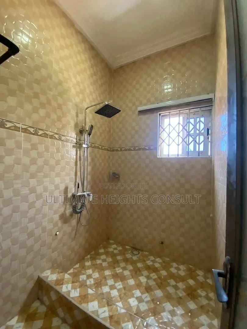 2bdrm Apartment in Dansoman, Round About for rent