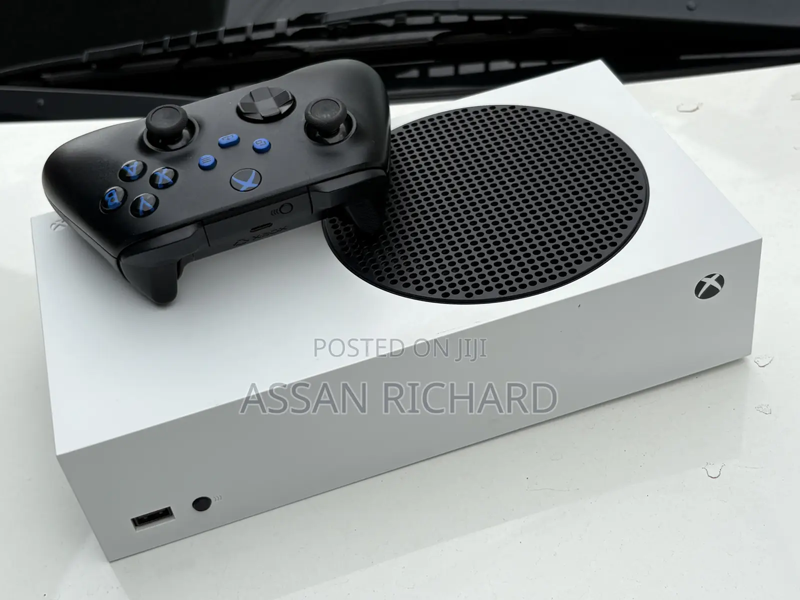 Xbox Series S Available on the Low Price With 5games Installed.