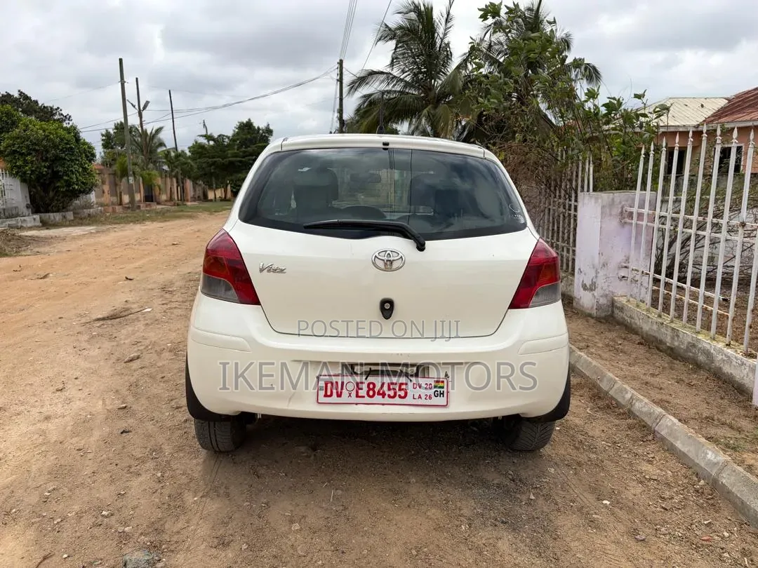 Toyota Vitz 2010 White