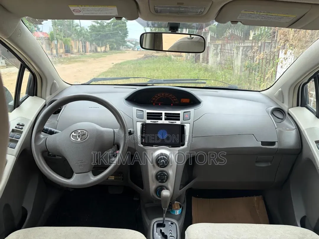 Toyota Vitz 2010 White