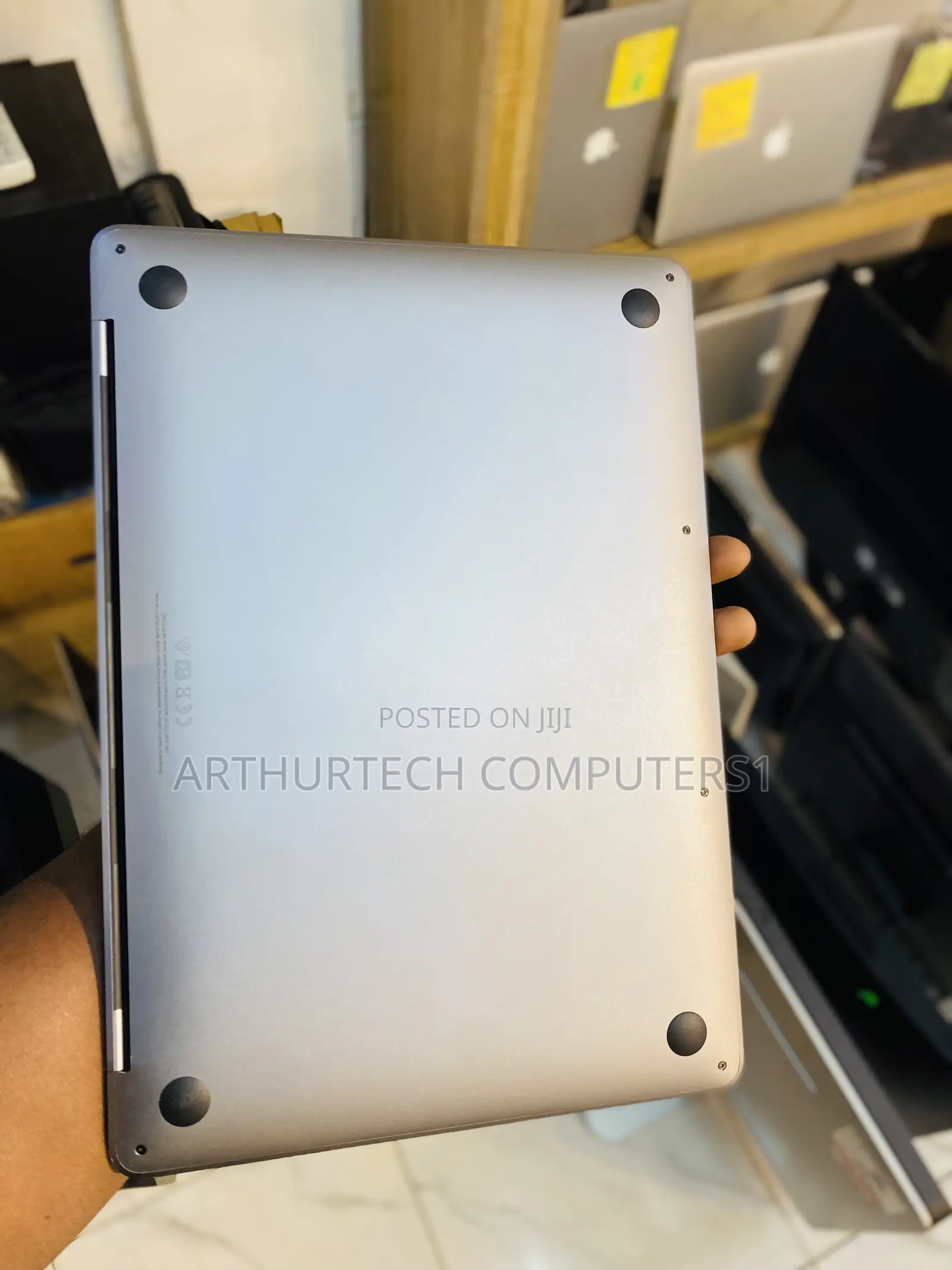 Laptop Apple MacBook Pro 2022 M2 8GB Apple M2 SSD 512GB