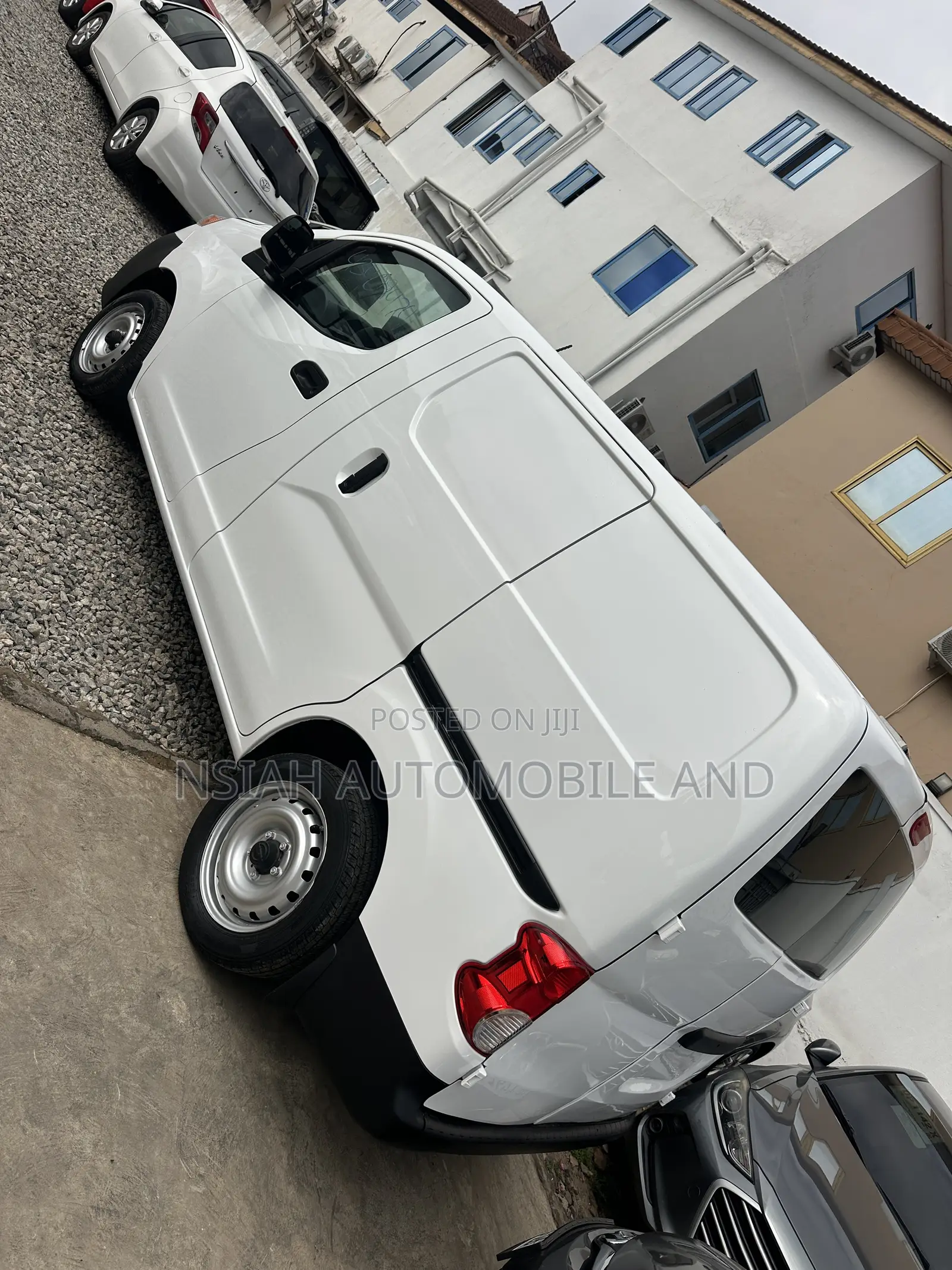 Nissan Caravan (Urvan) 2017 White