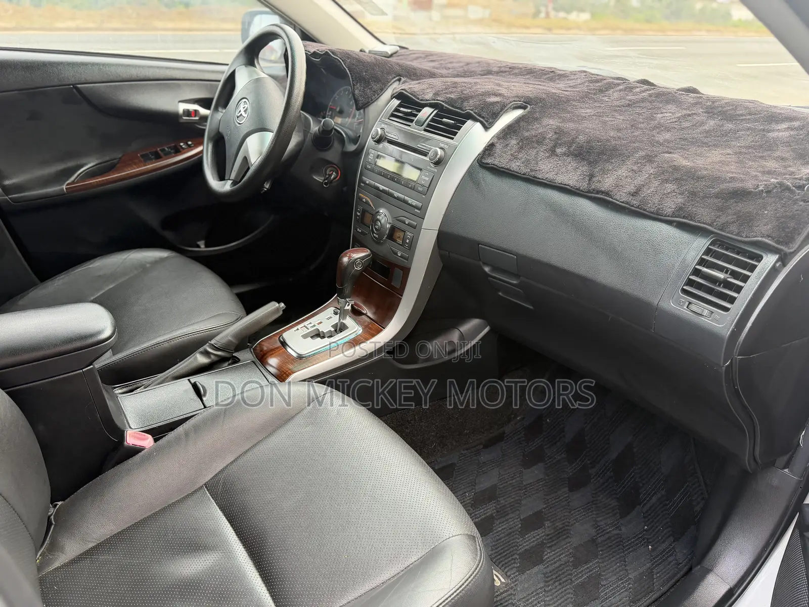 Toyota Corolla LE 4dr Sedan (1.8L 4cyl 4A) 2012 Silver