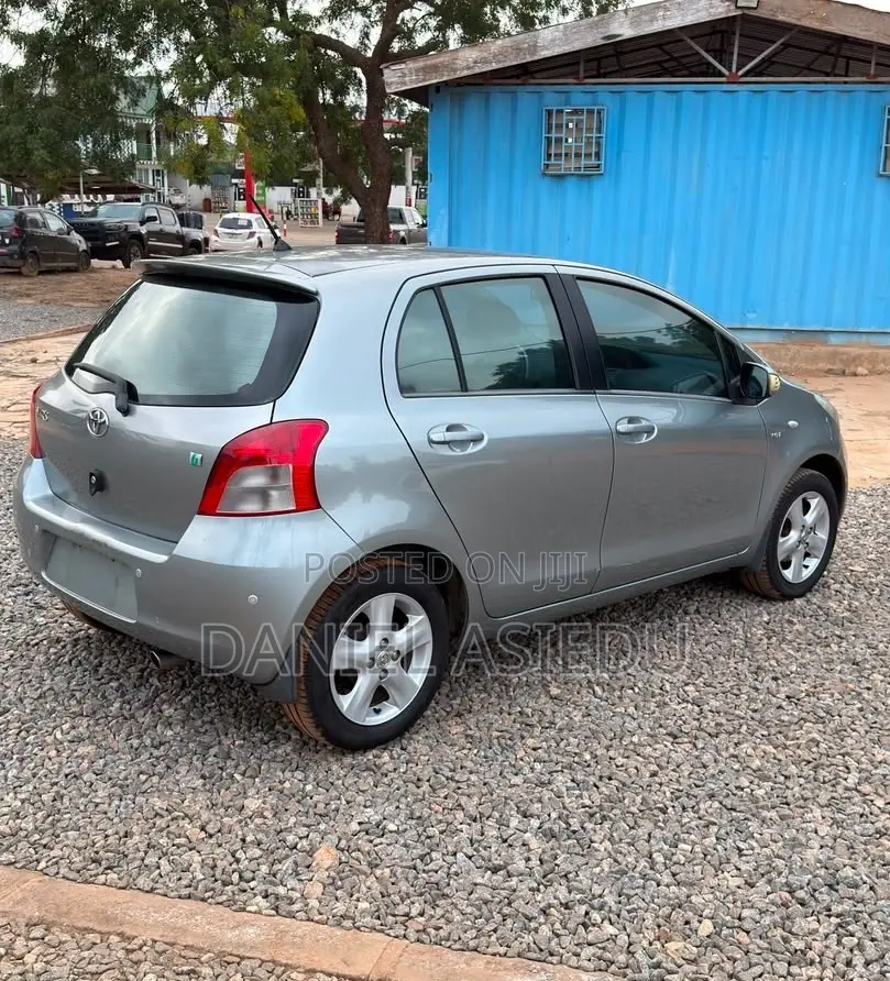 Toyota Yaris Base Hatchback 3dr 2010 Gray
