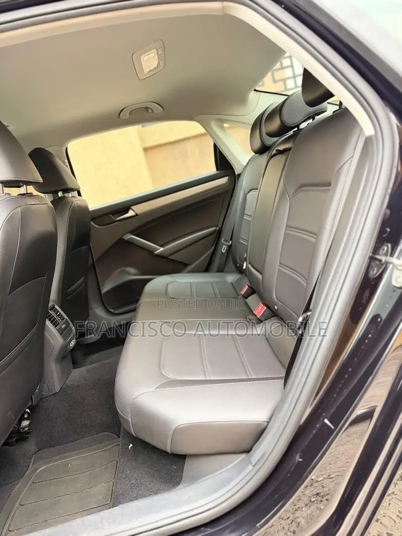 Volkswagen Passat 2.0T SE 2022 Black