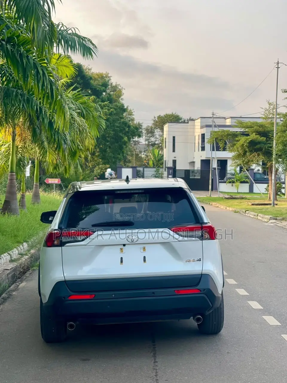 Toyota RAV4 XLE 2025 White