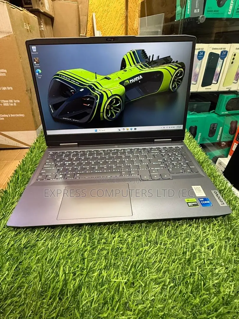 Laptop Lenovo LOQ 15IRH8 24GB Intel Core i7 SSD 1T