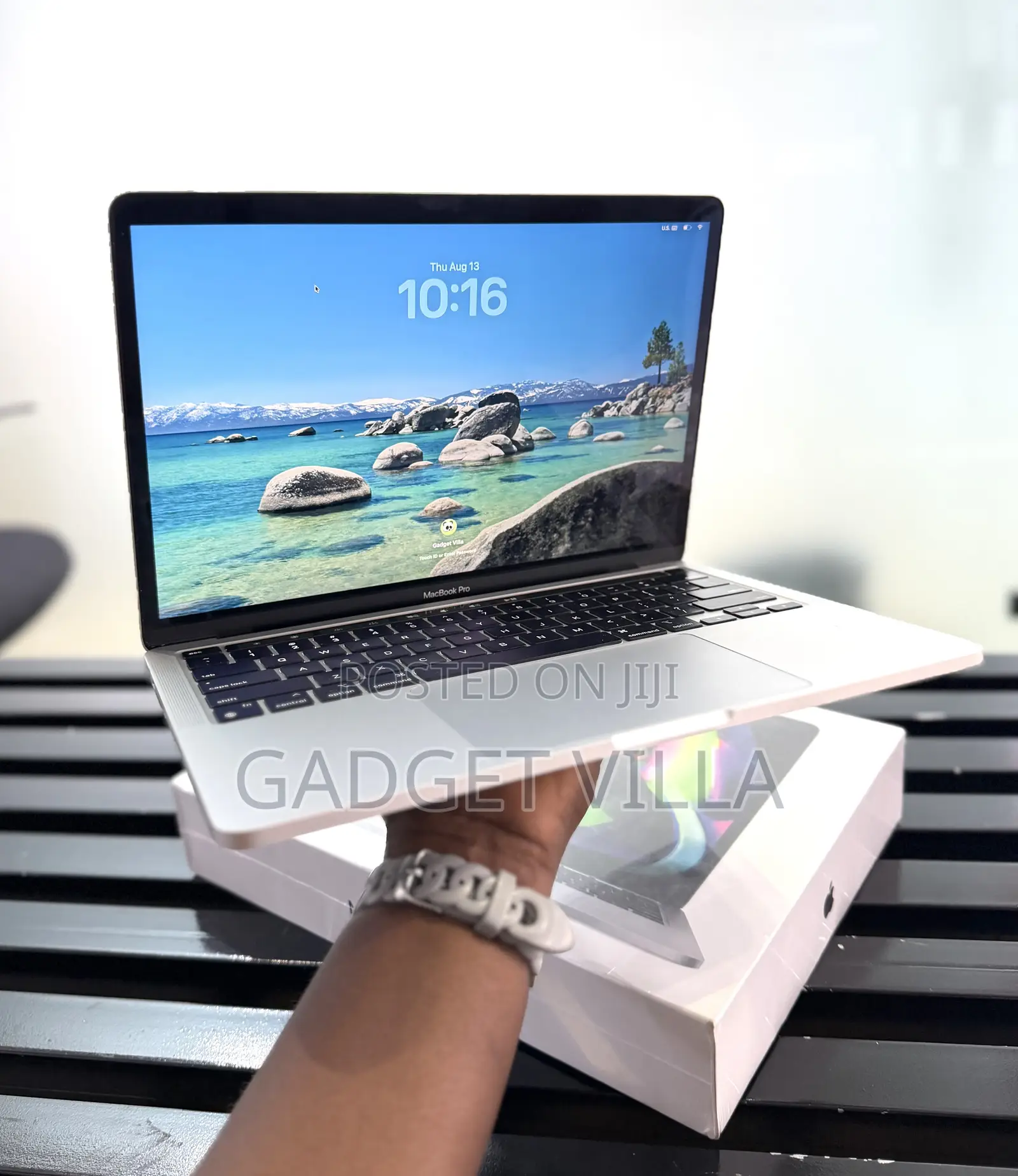 Laptop Apple MacBook Pro 2022 M2 8GB Apple M2 SSD 256GB