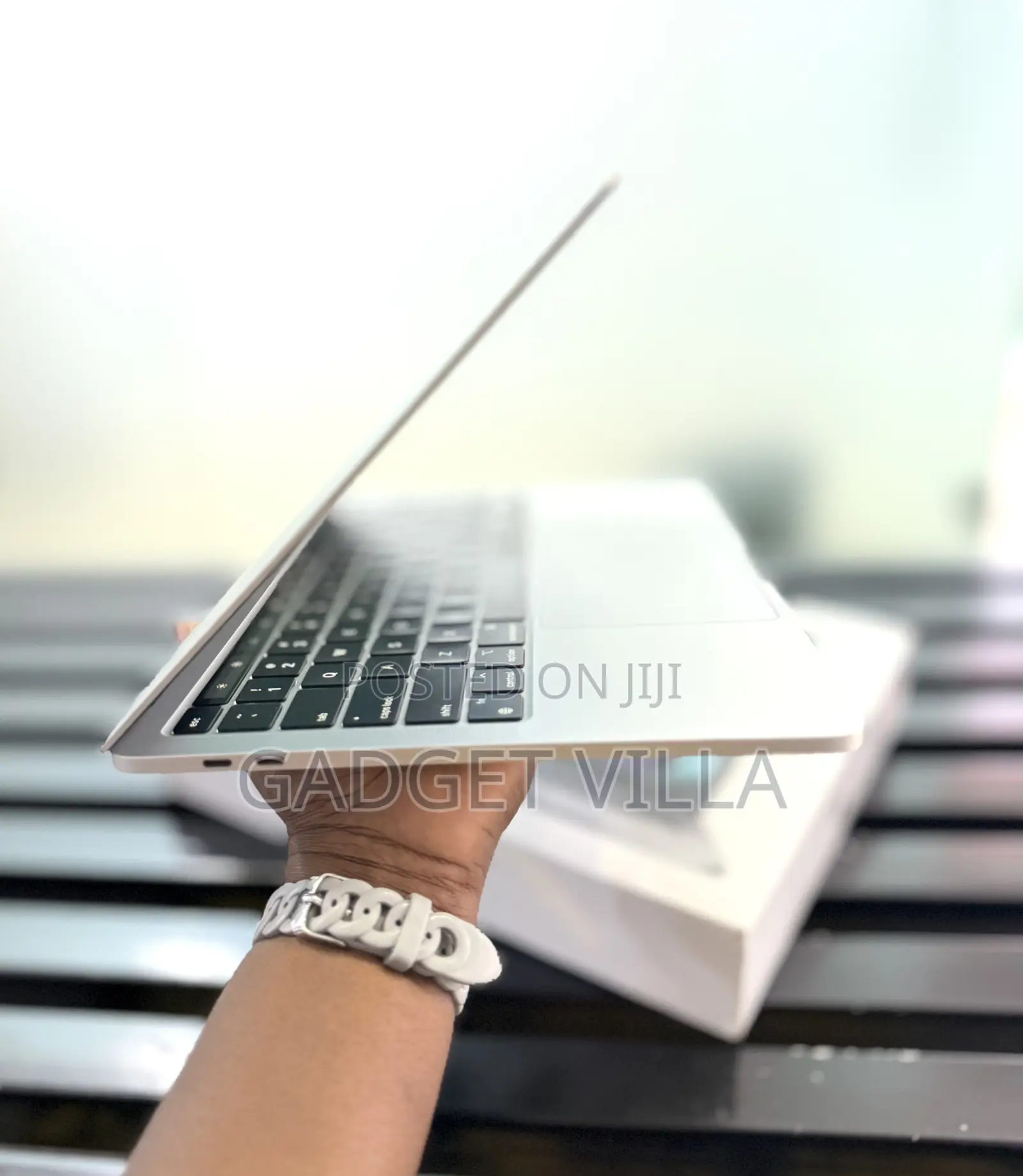 Laptop Apple MacBook Pro 2022 M2 8GB Apple M2 SSD 256GB