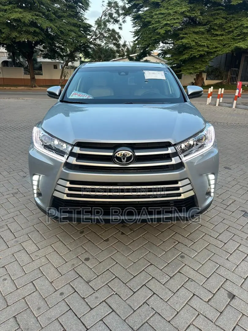 Toyota Highlander LE Plus 2019 Silver