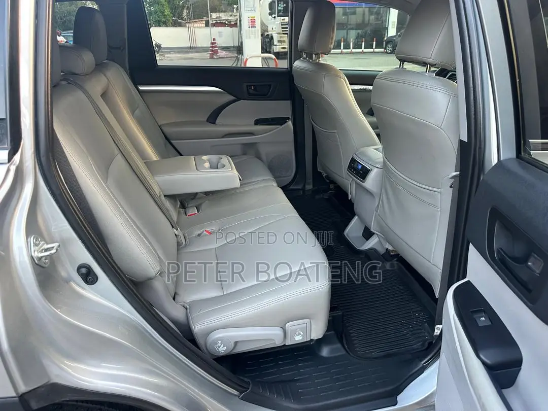 Toyota Highlander LE Plus 2019 Silver