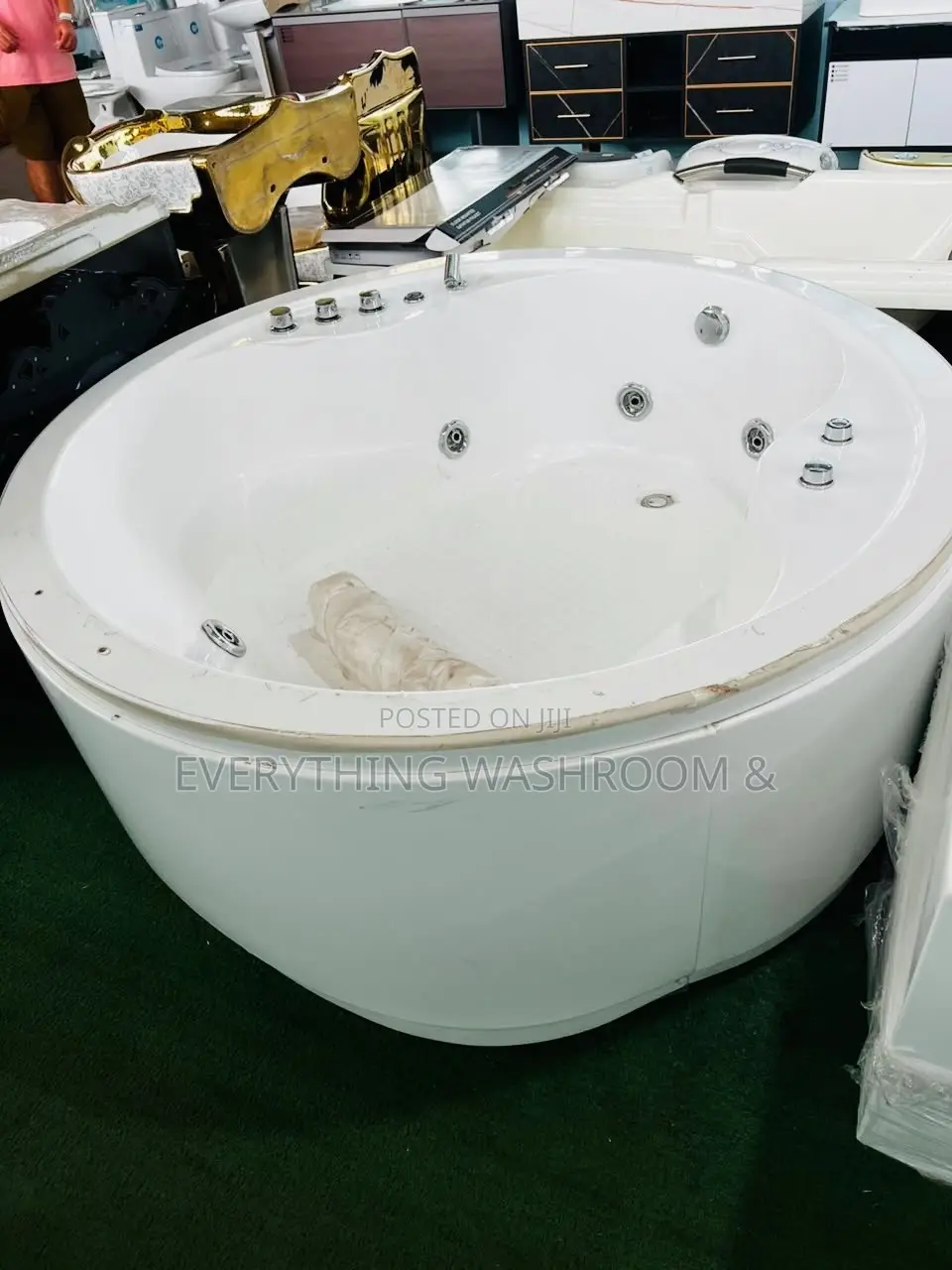 Round Jacuzzi