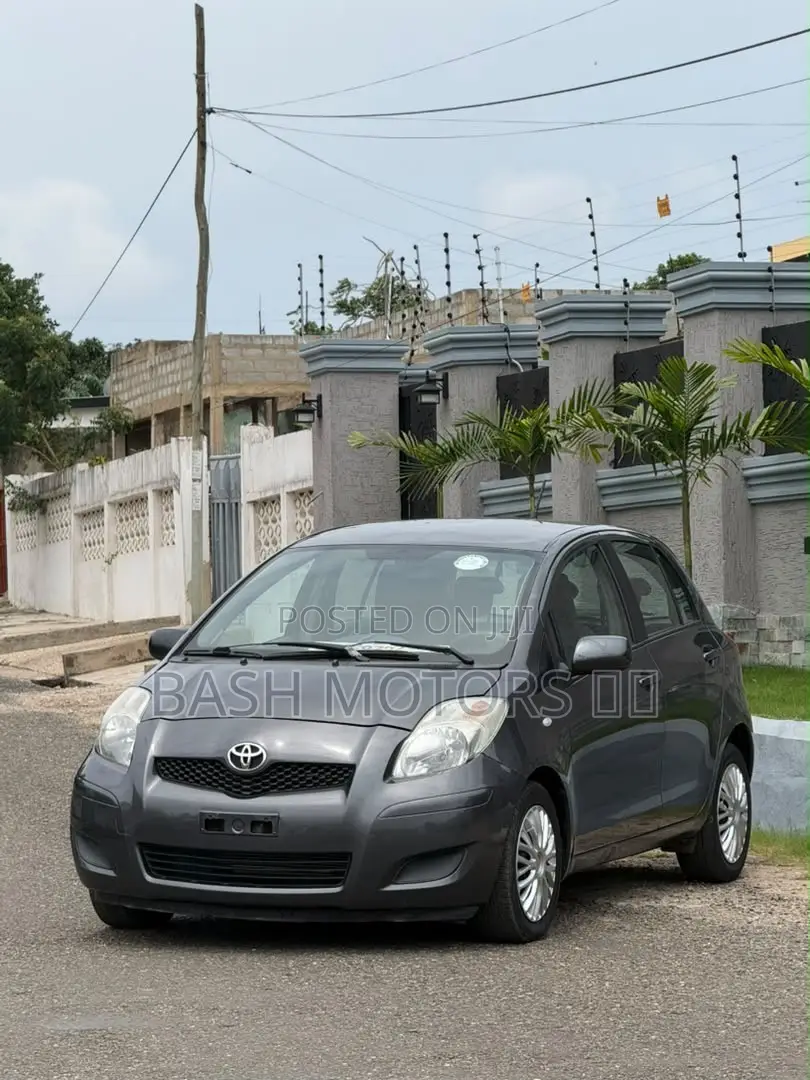 Toyota Yaris Base Hatchback 5dr 2010 Gray