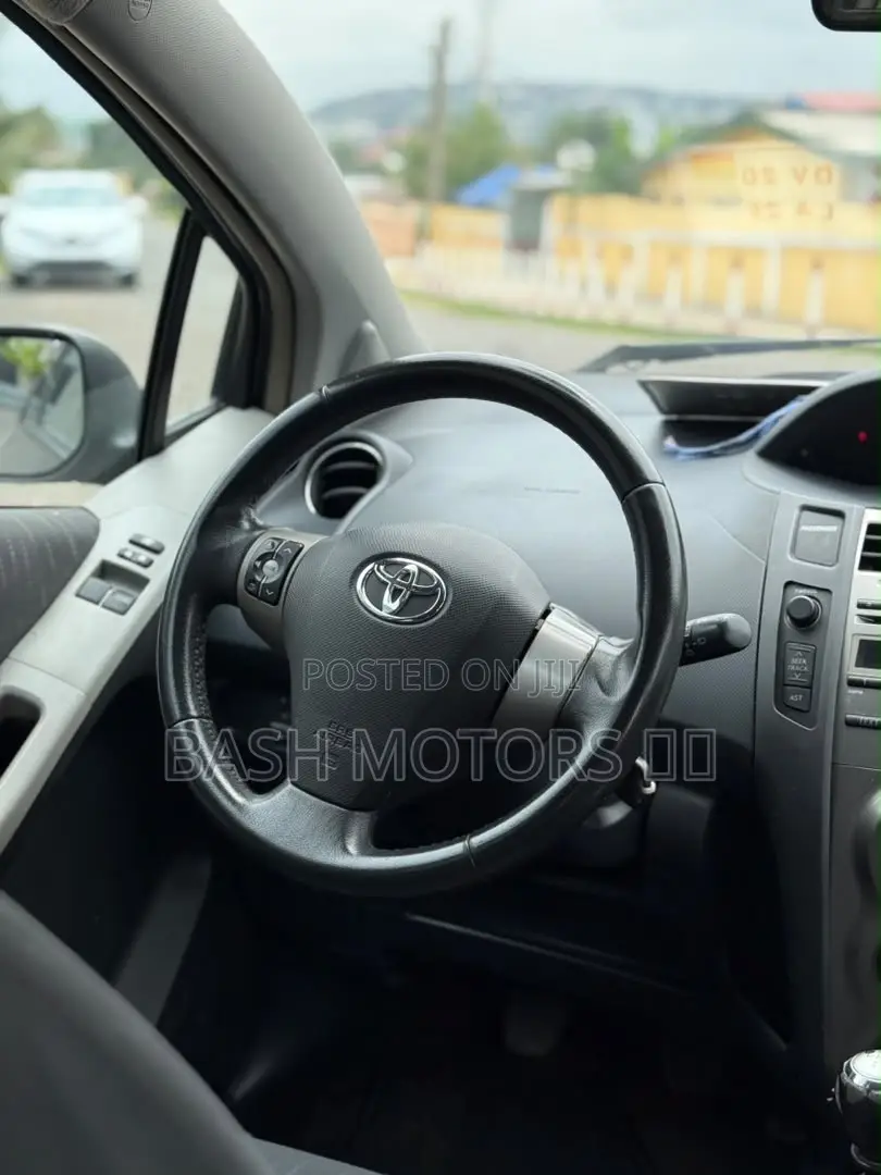 Toyota Yaris Base Hatchback 5dr 2010 Gray