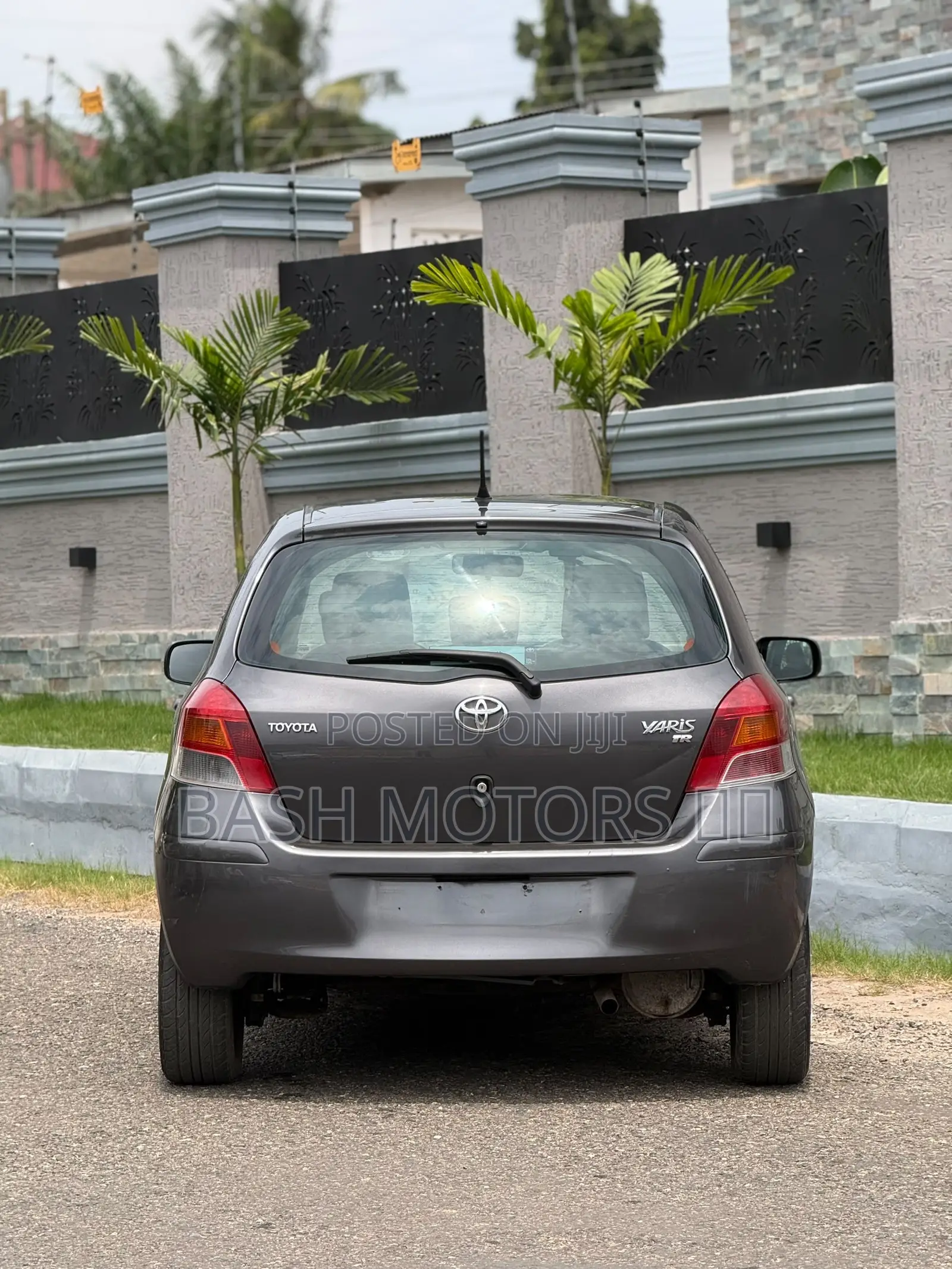 Toyota Yaris Base Hatchback 5dr 2010 Gray