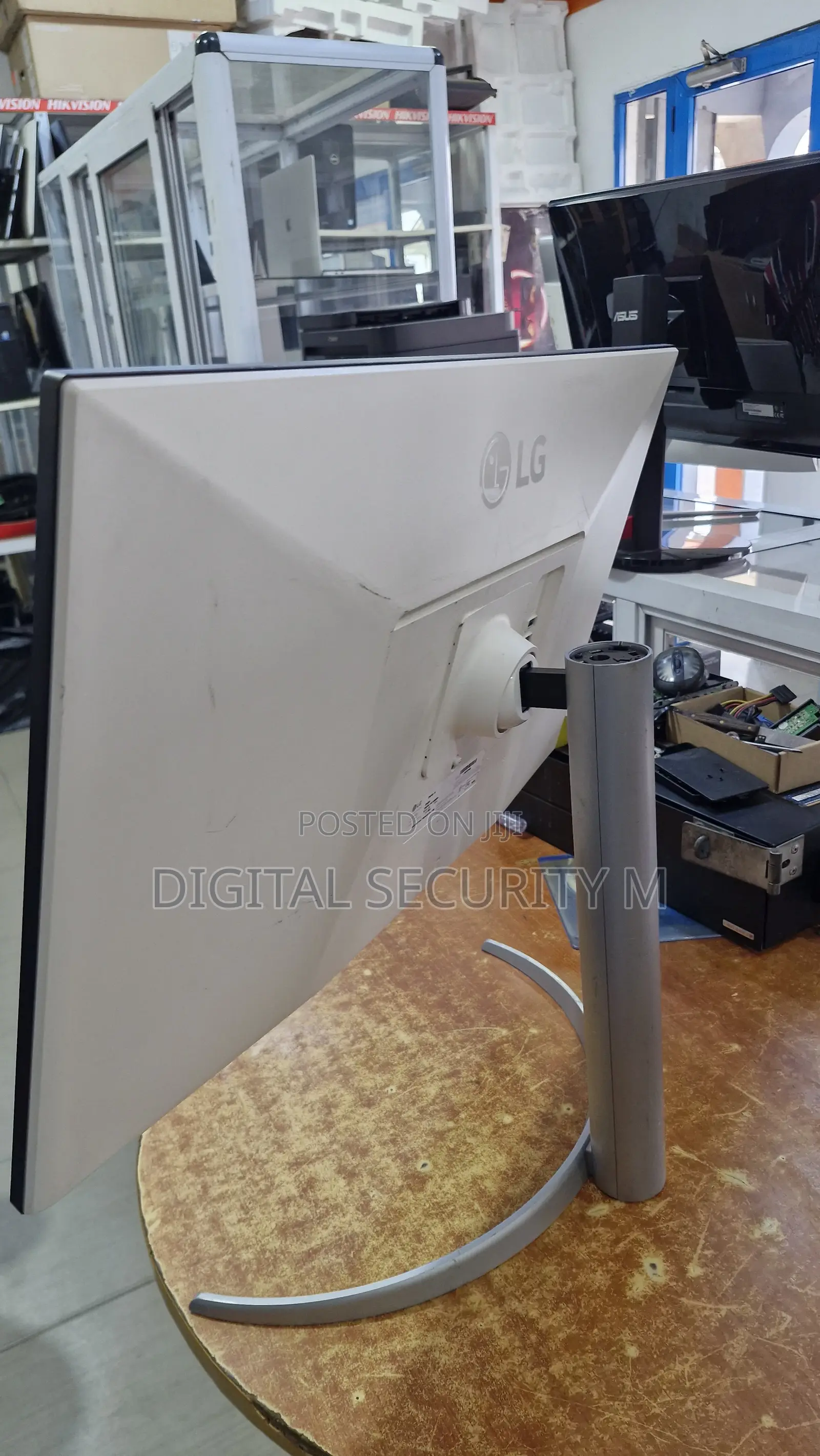 32" Class UltraFine UHD LED Monitor