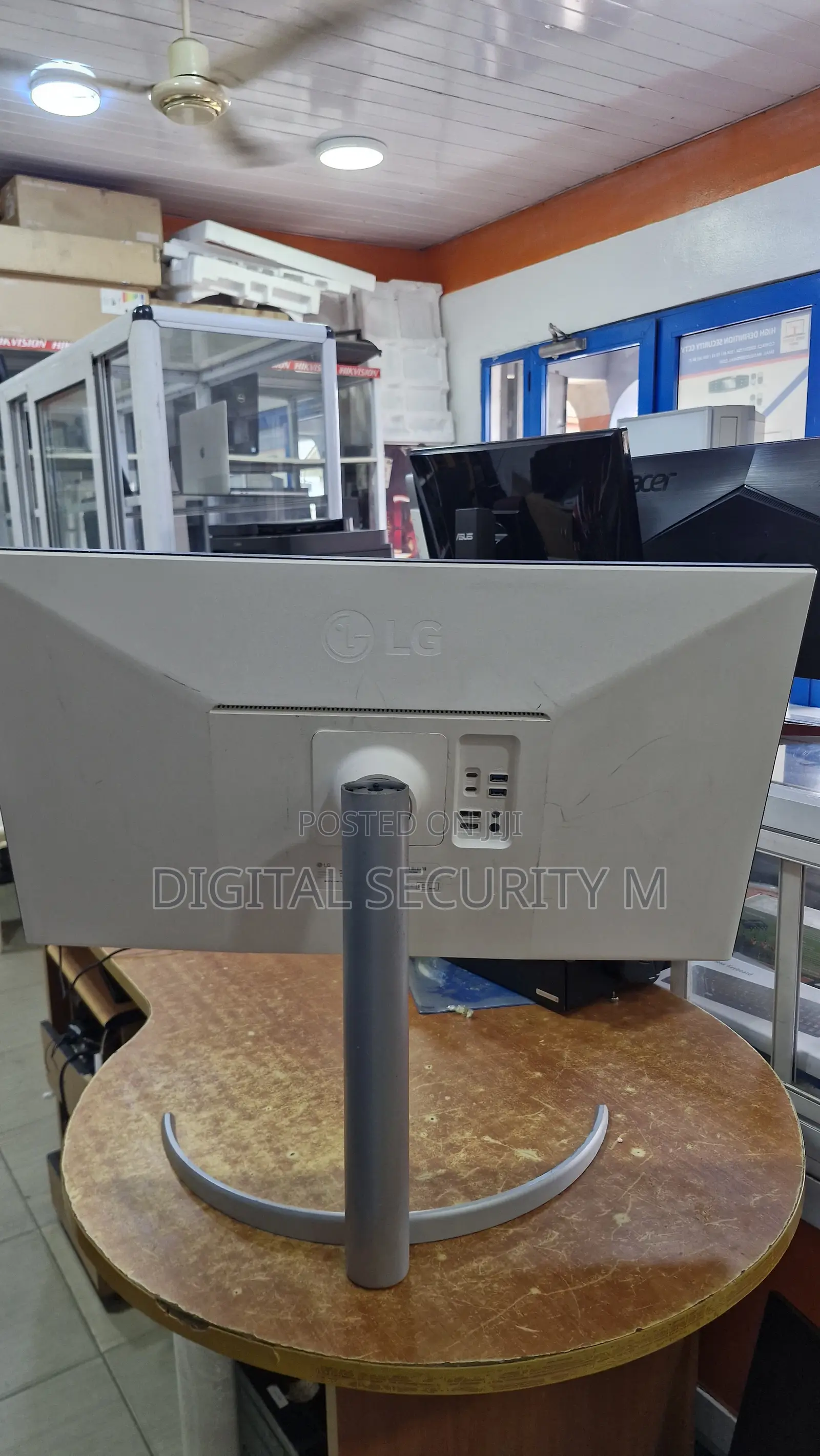 32" Class UltraFine UHD LED Monitor