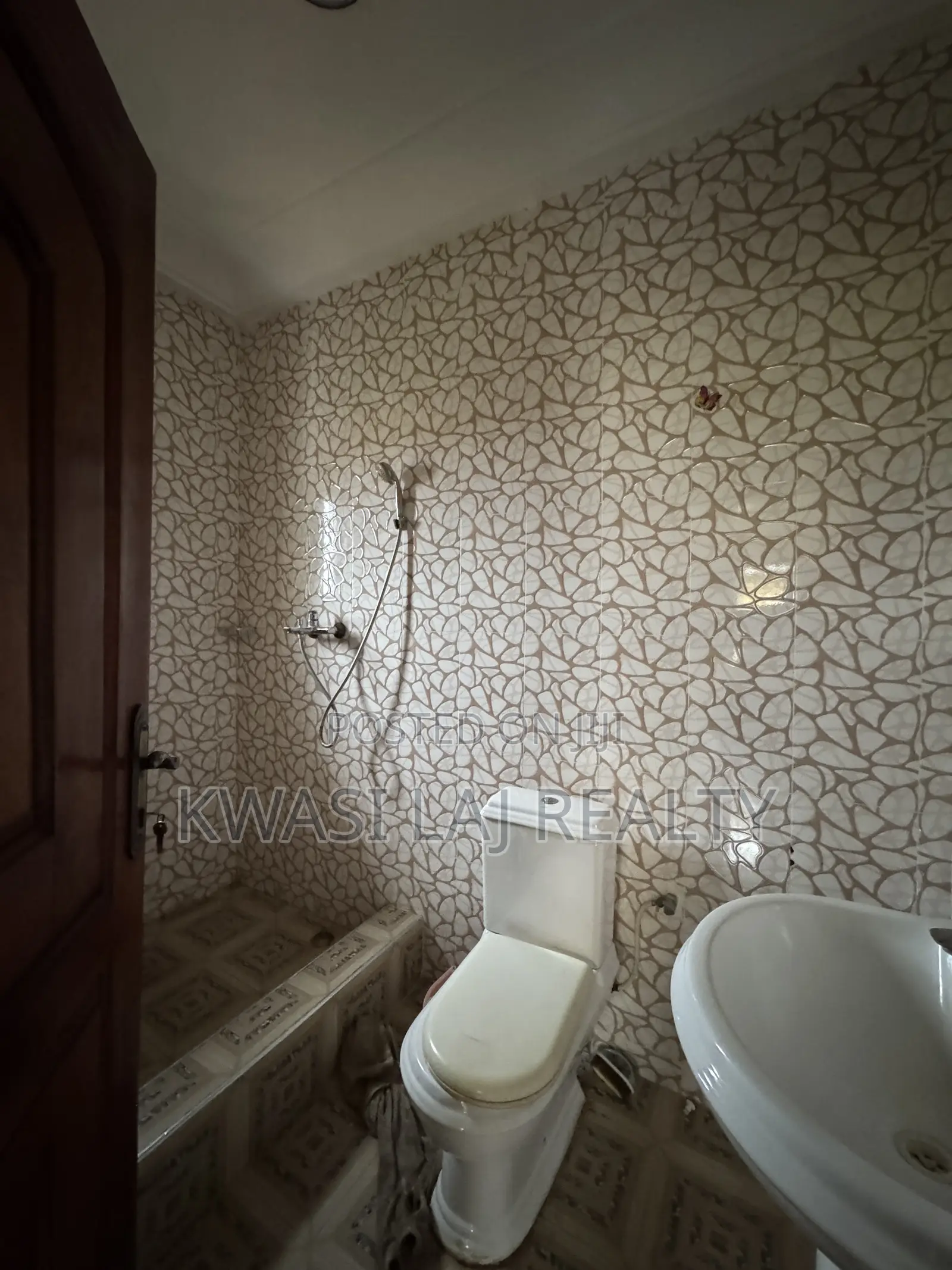 3bdrm Apartment in Blockfactory, Weija for rent
