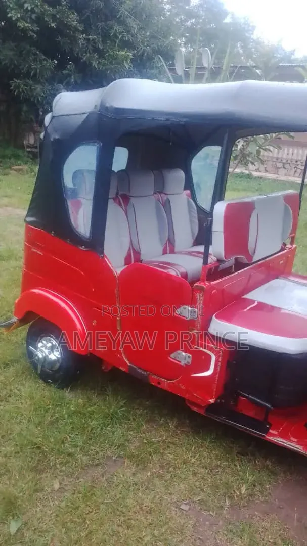 Bajaj RE 2025 Red