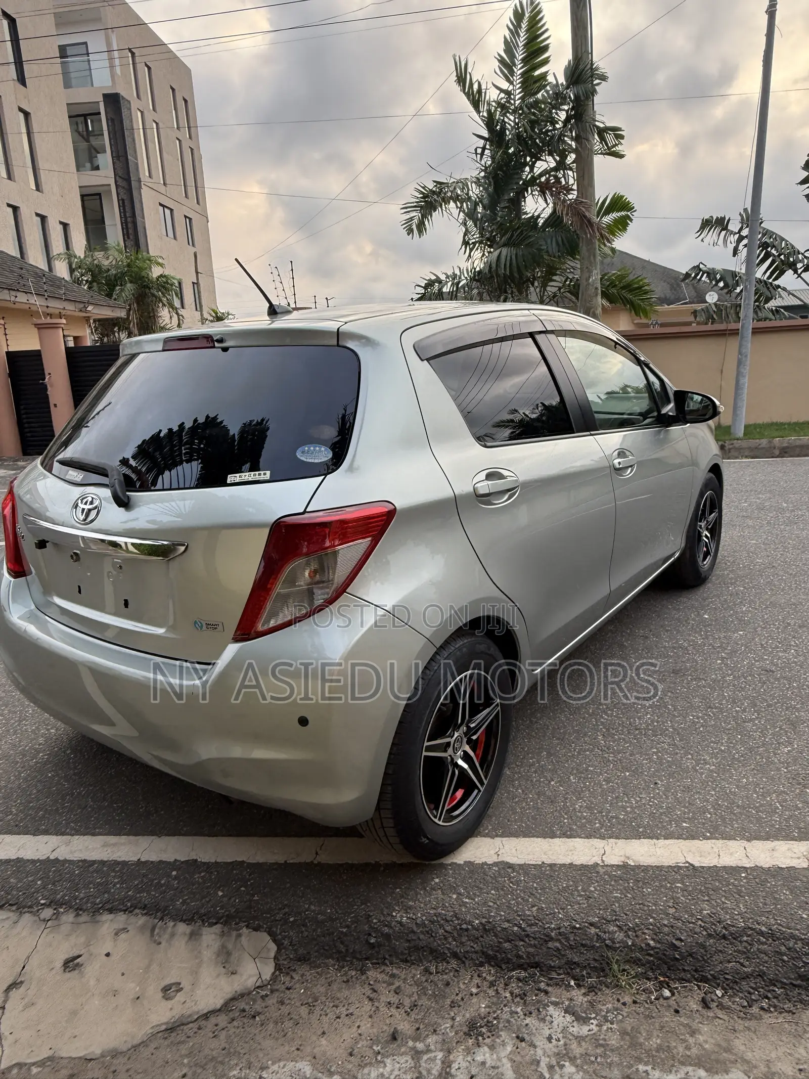 Toyota Vitz 1.3 FWD 5dr 2011 Green