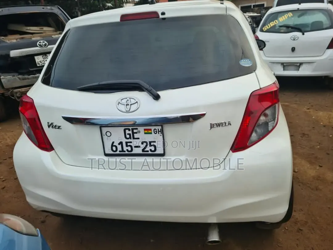 Toyota Vitz 1.3 FWD 5dr 2013 White