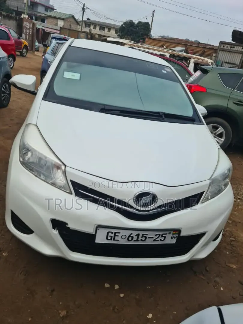 Toyota Vitz 1.3 FWD 5dr 2013 White
