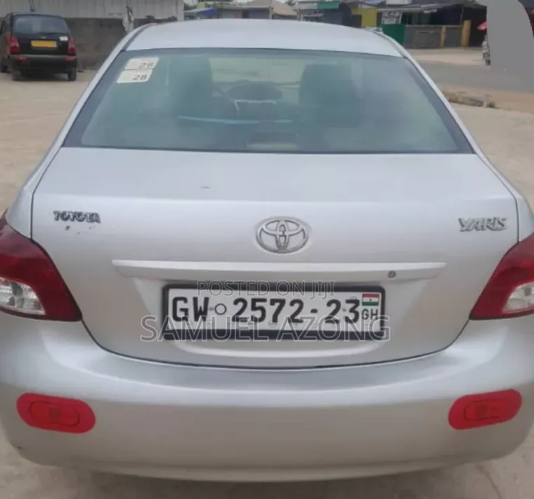 Toyota Yaris Base Sedan 4dr 2011 Silver