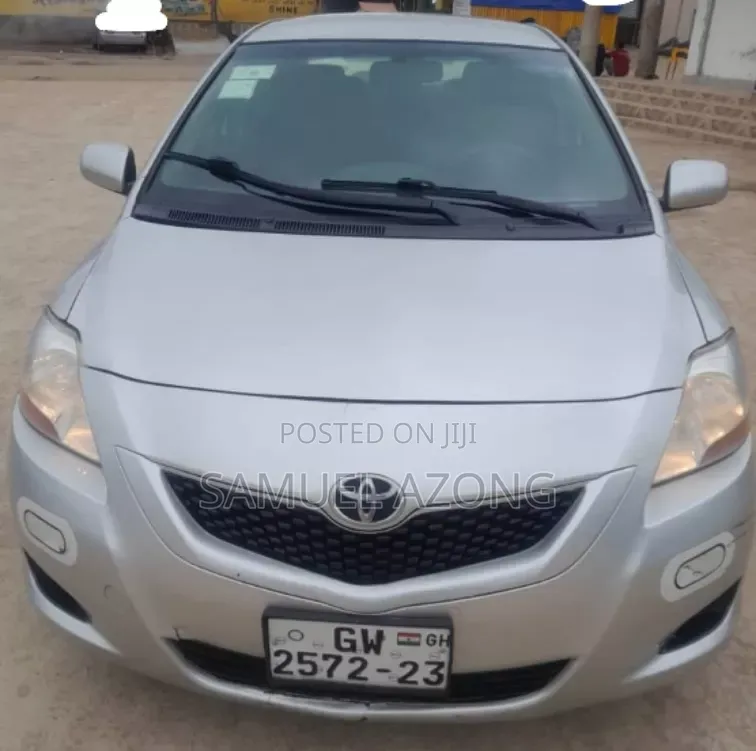 Toyota Yaris Base Sedan 4dr 2011 Silver