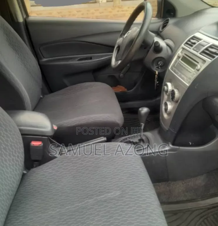Toyota Yaris Base Sedan 4dr 2011 Silver
