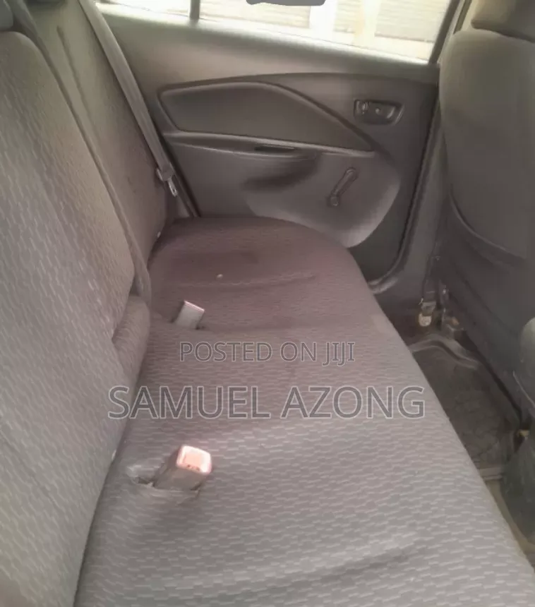 Toyota Yaris Base Sedan 4dr 2011 Silver