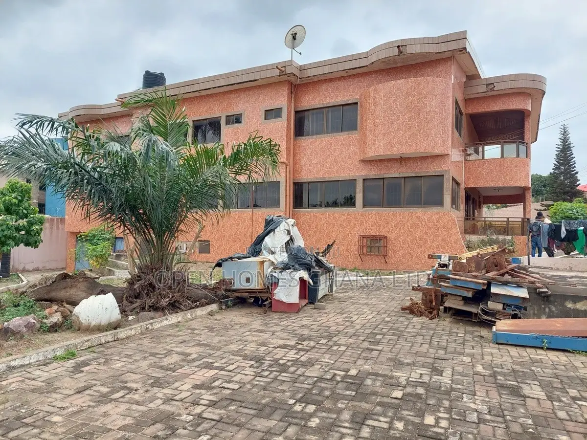 6bdrm Mansion in Nyanmekye for rent