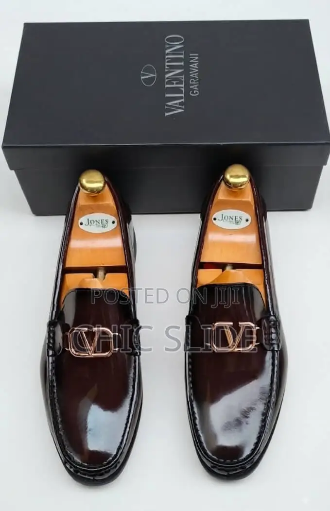 Glossy v Buckle