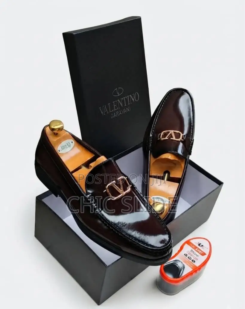 Glossy v Buckle