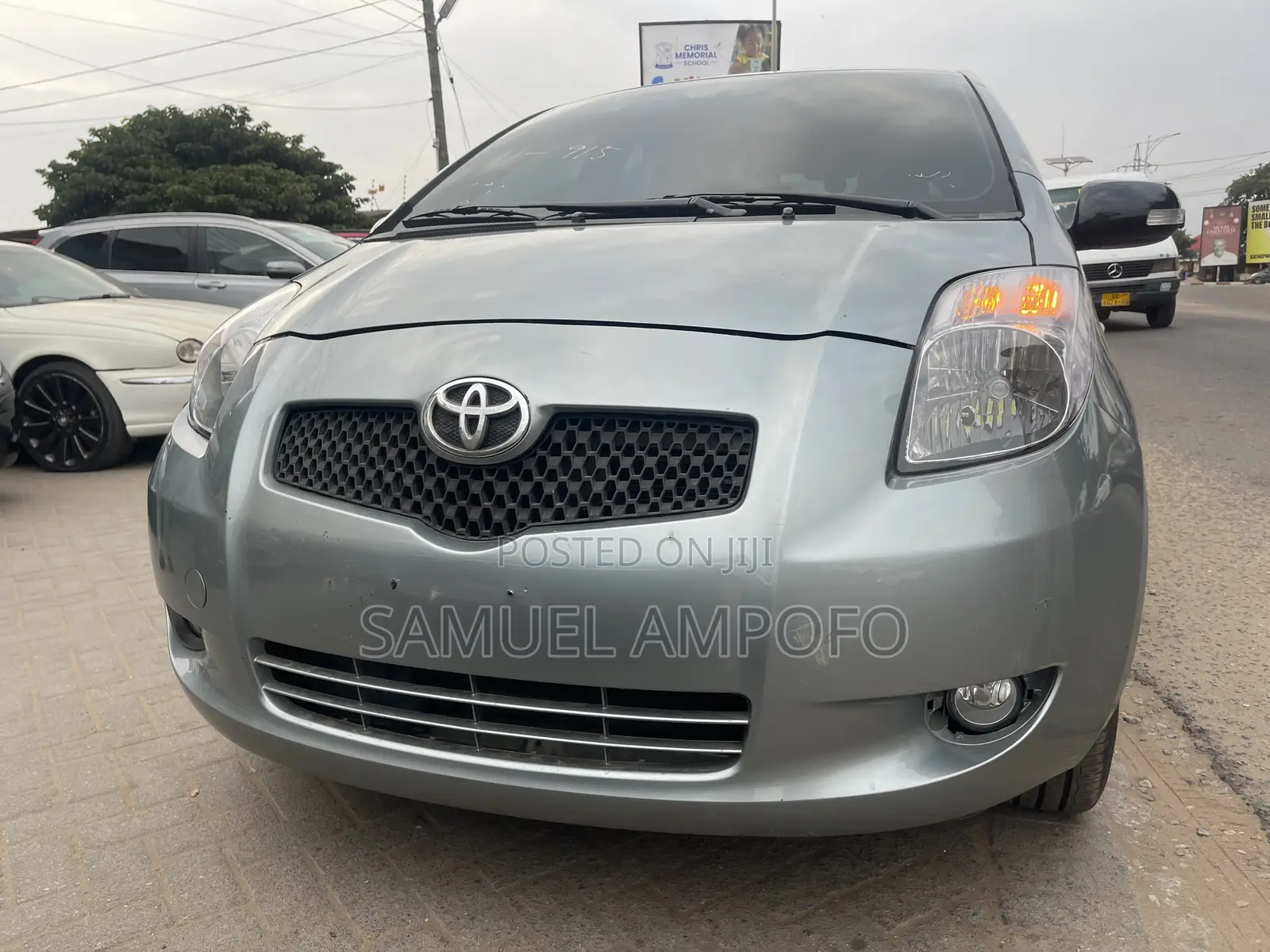 Toyota Yaris Base Hatchback 5dr 2011 Gray
