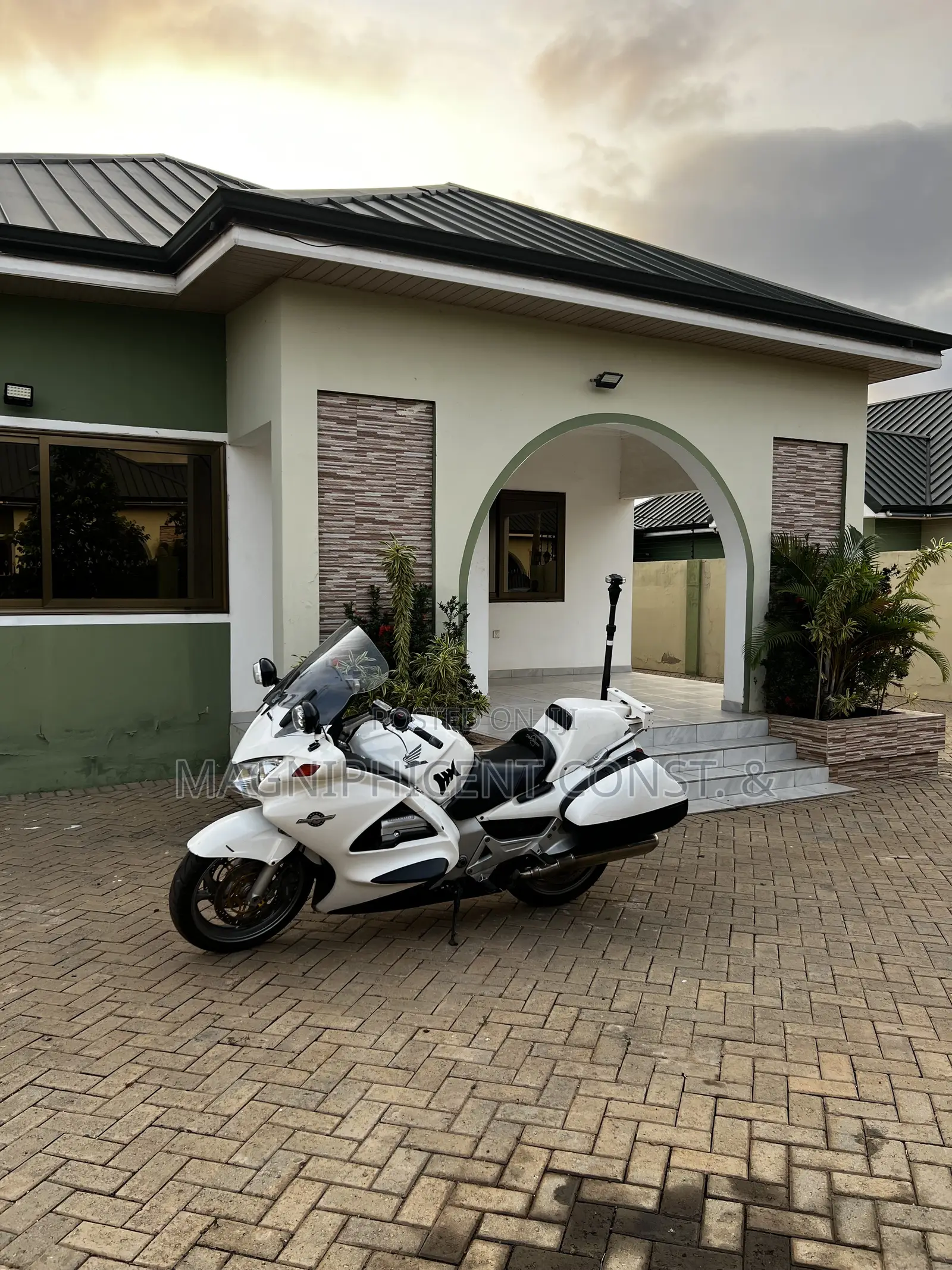 Furnished 4bdrm House in Lakeside Estate, Ashaley Botwe for sale