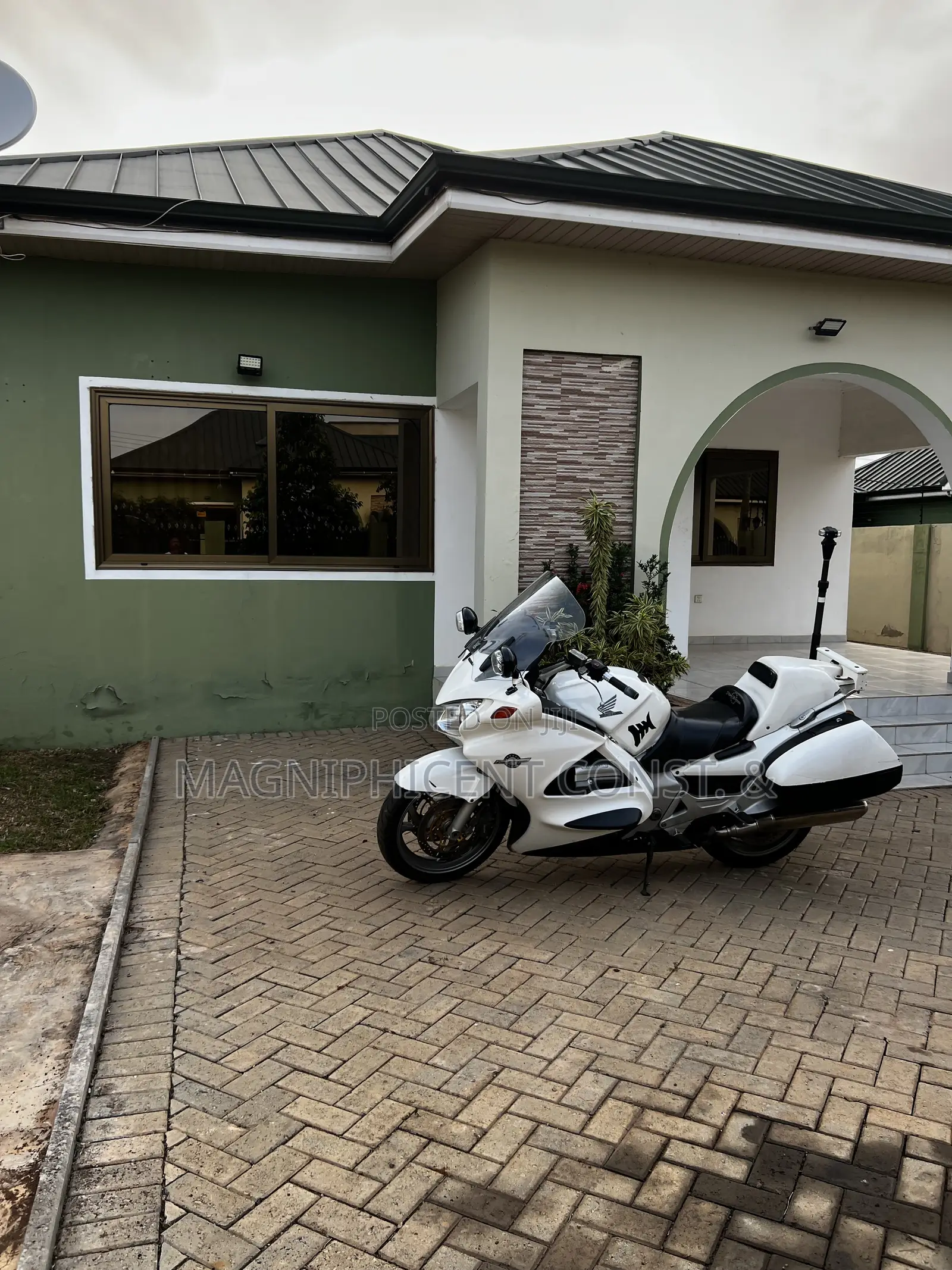 Furnished 4bdrm House in Lakeside Estate, Ashaley Botwe for sale