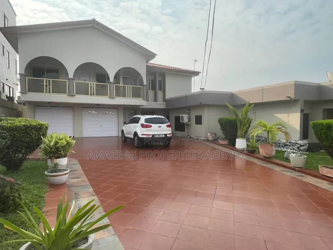 8bdrm House in Dansoman, Afoko Foto for rent