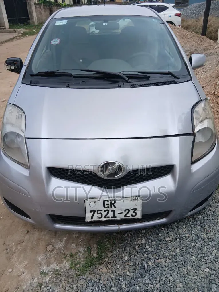 Toyota Vitz 2010 Silver
