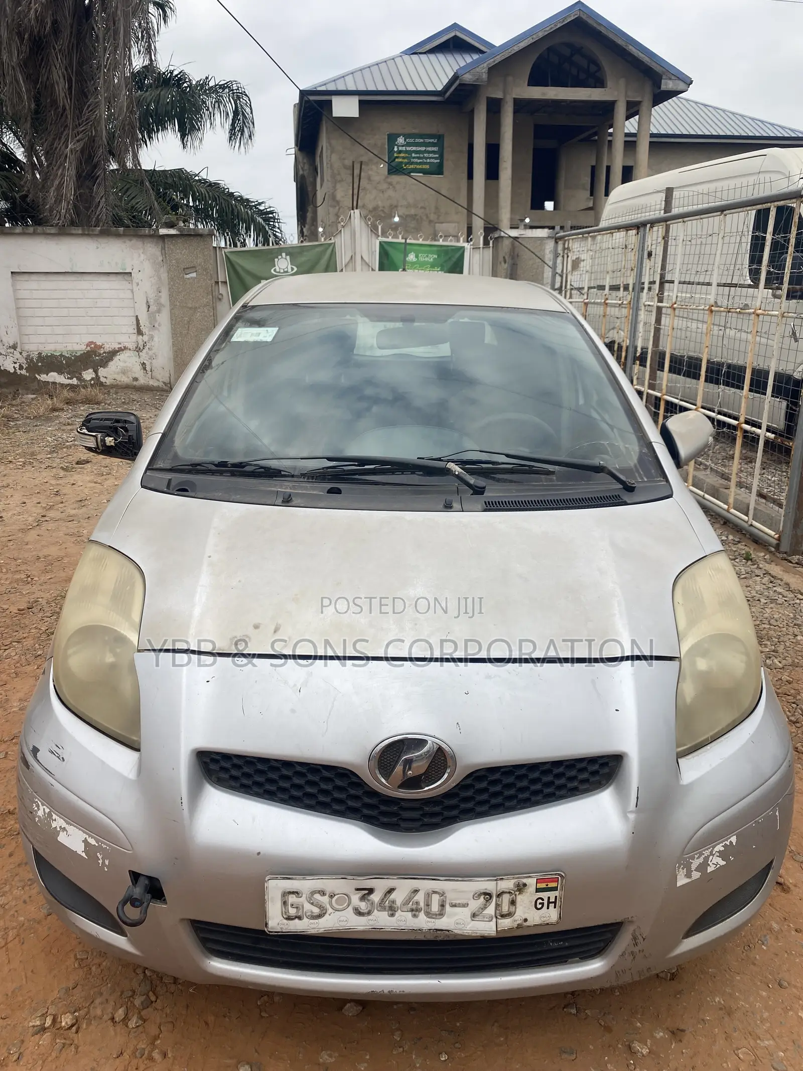 Toyota Vitz 2010 Silver