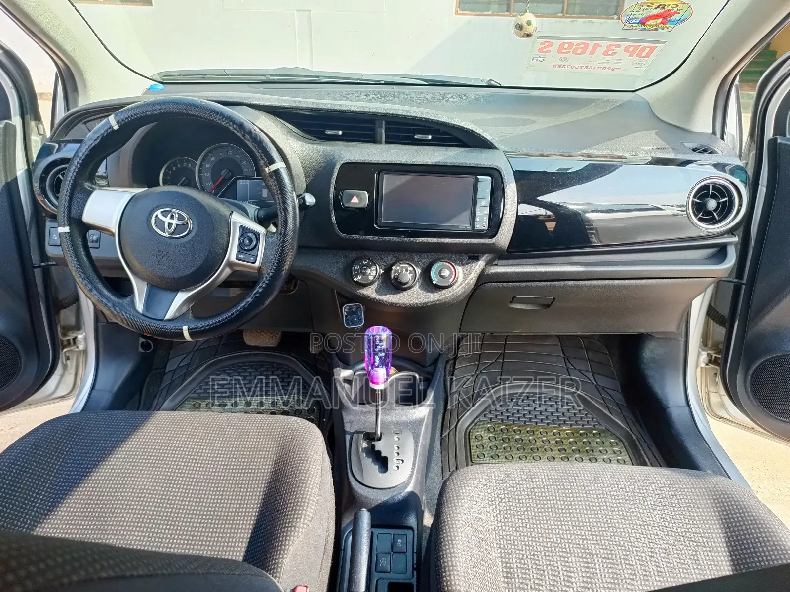 Toyota Vitz 2015 Silver