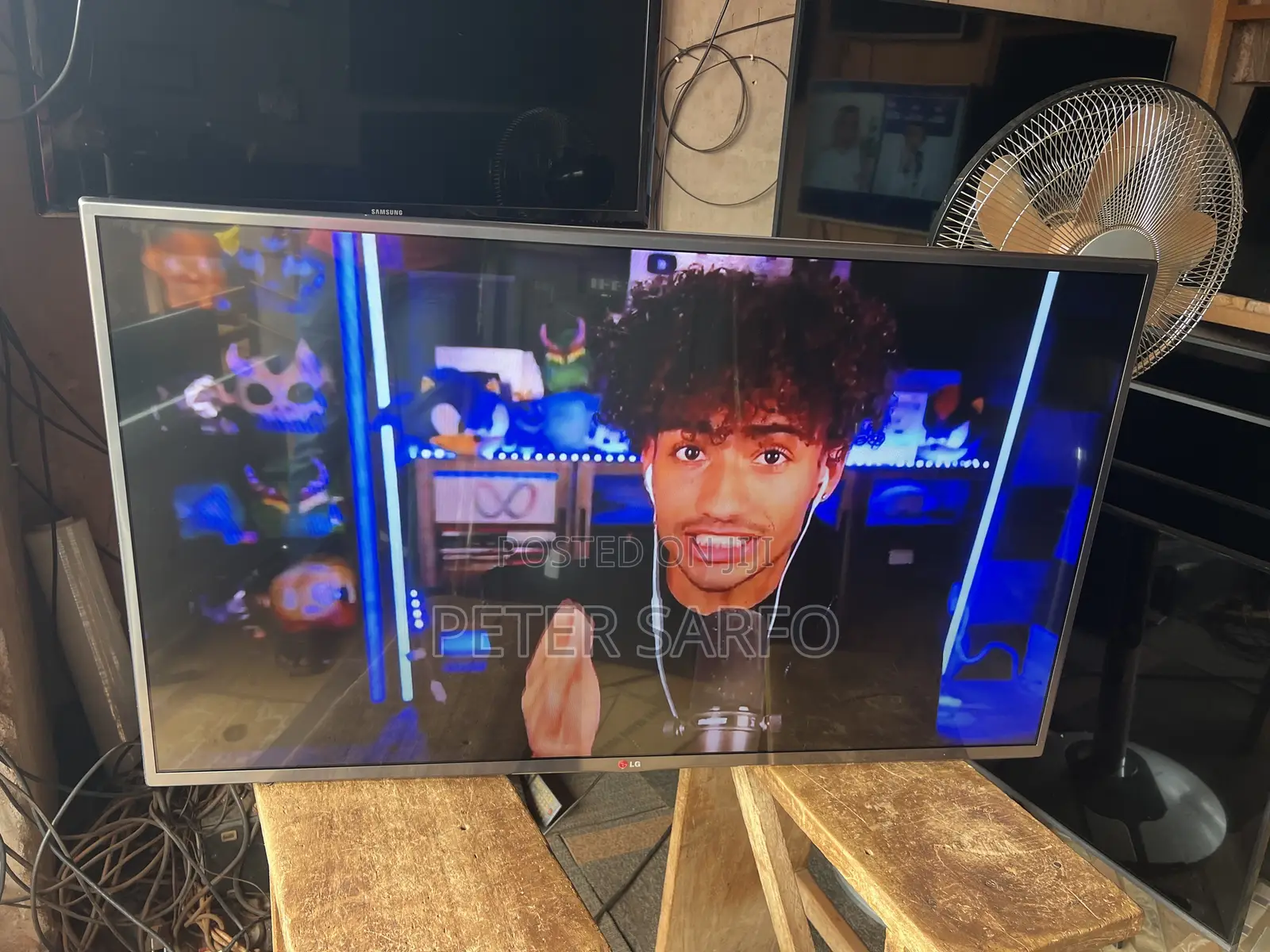 LG Silver Smart LED TV (42)