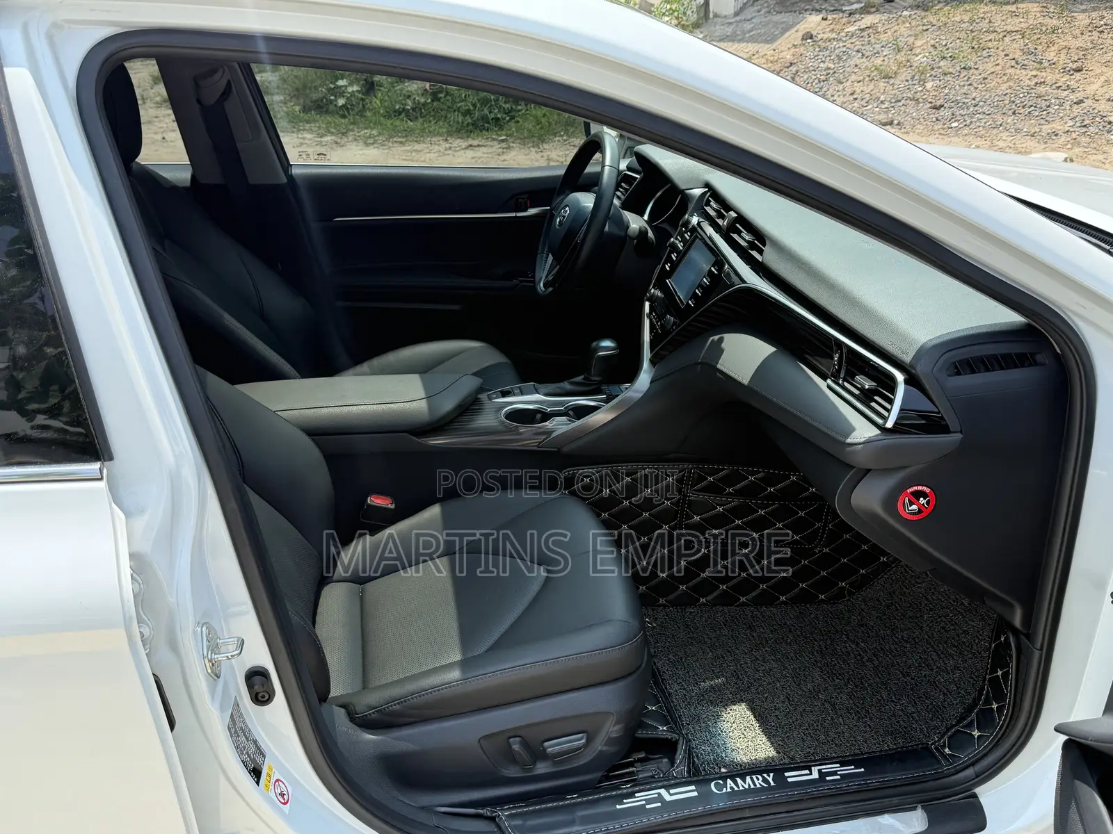 Toyota Camry XLE FWD (2.5L 4cyl 8AM) 2018 White