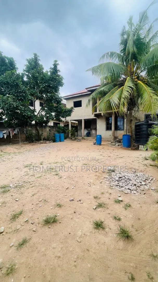 8bdrm Duplex in Ablekuma Canada, Pentecost for sale